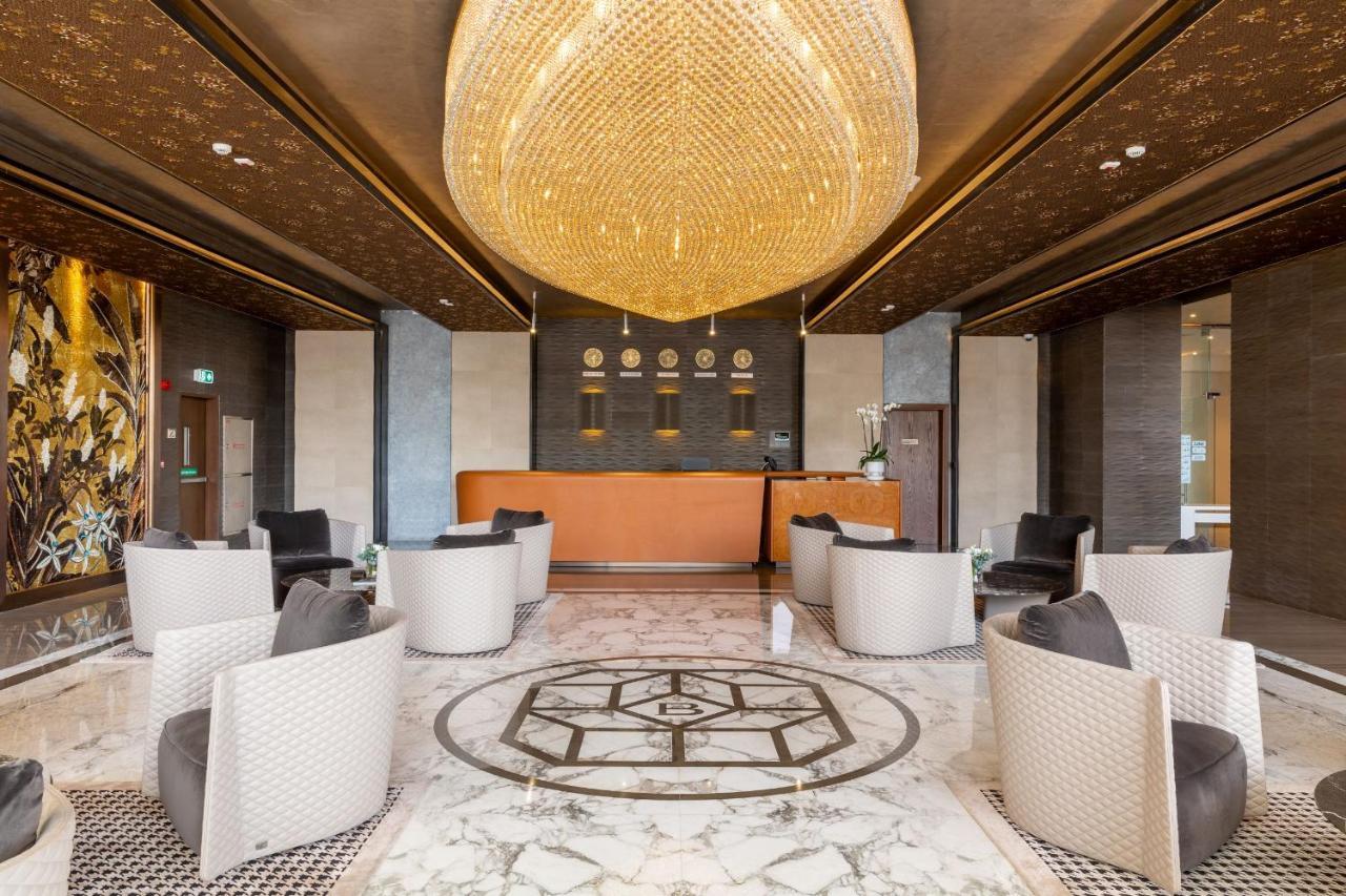דוחה The Bentley Luxury Hotel & Suites מראה חיצוני תמונה The lobby of the hotel