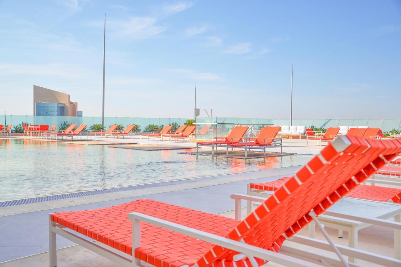 דוחה The Bentley Luxury Hotel & Suites מראה חיצוני תמונה The rooftop pool at the hotel