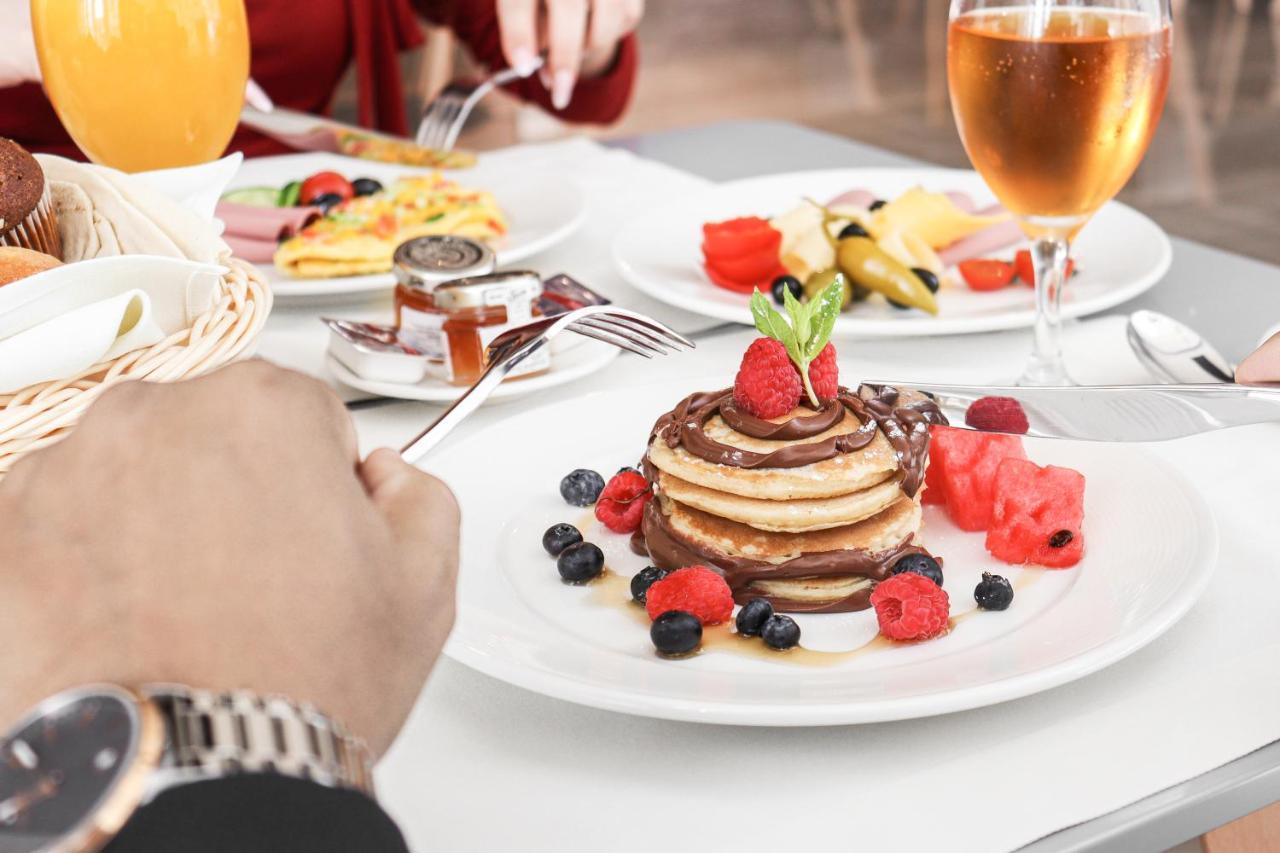 דוחה The Bentley Luxury Hotel & Suites מראה חיצוני תמונה A stack of pancakes with fruit
