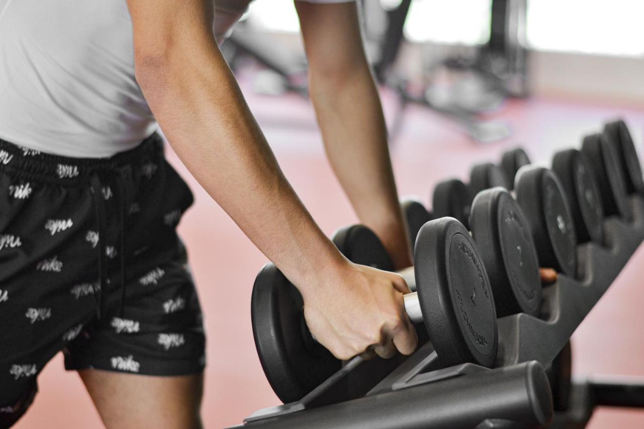 דוחה The Bentley Luxury Hotel & Suites מראה חיצוני תמונה Dumbbell rack