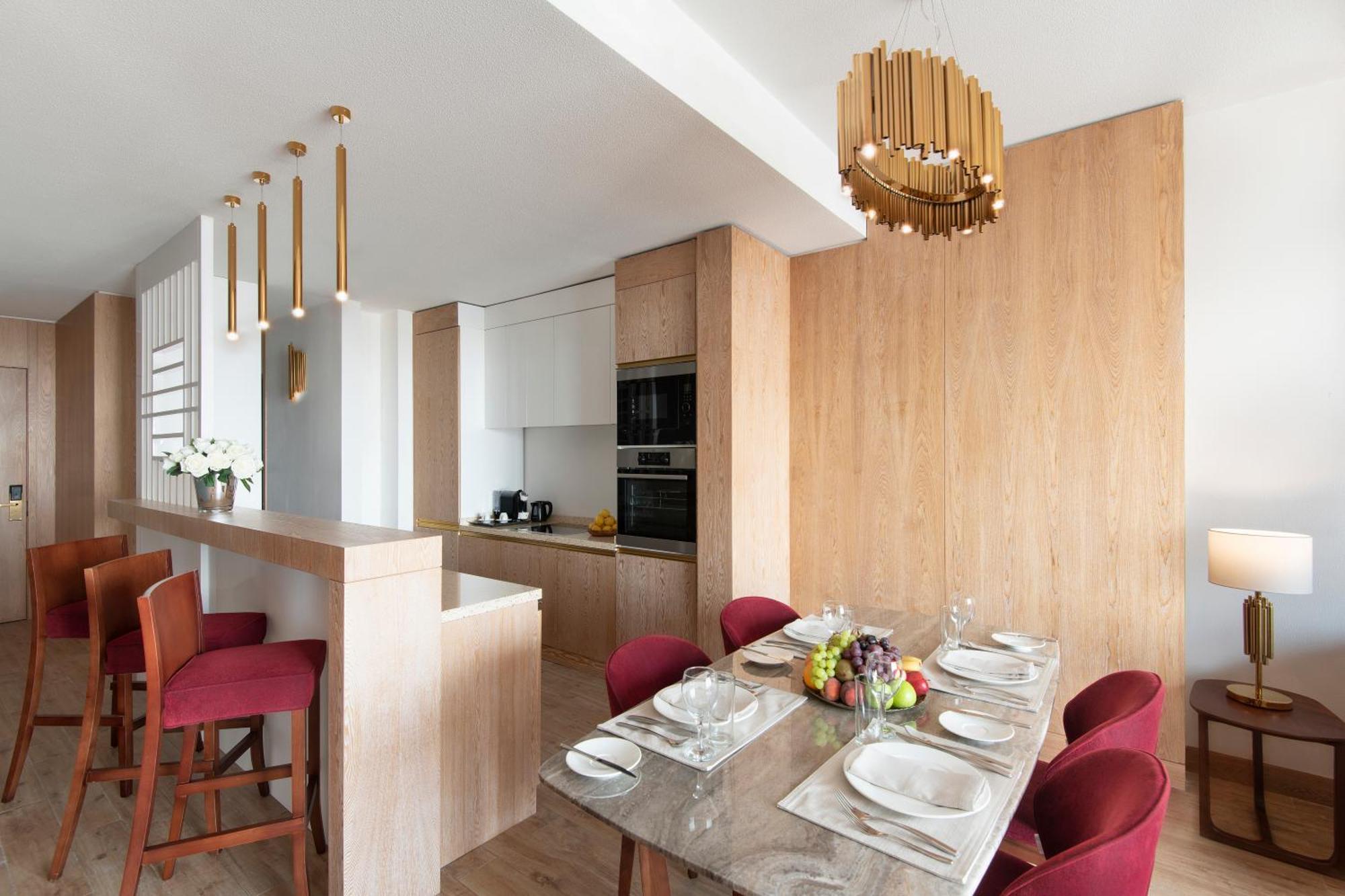 דוחה The Bentley Luxury Hotel & Suites מראה חיצוני תמונה A kitchen and dining room in a typical apartment