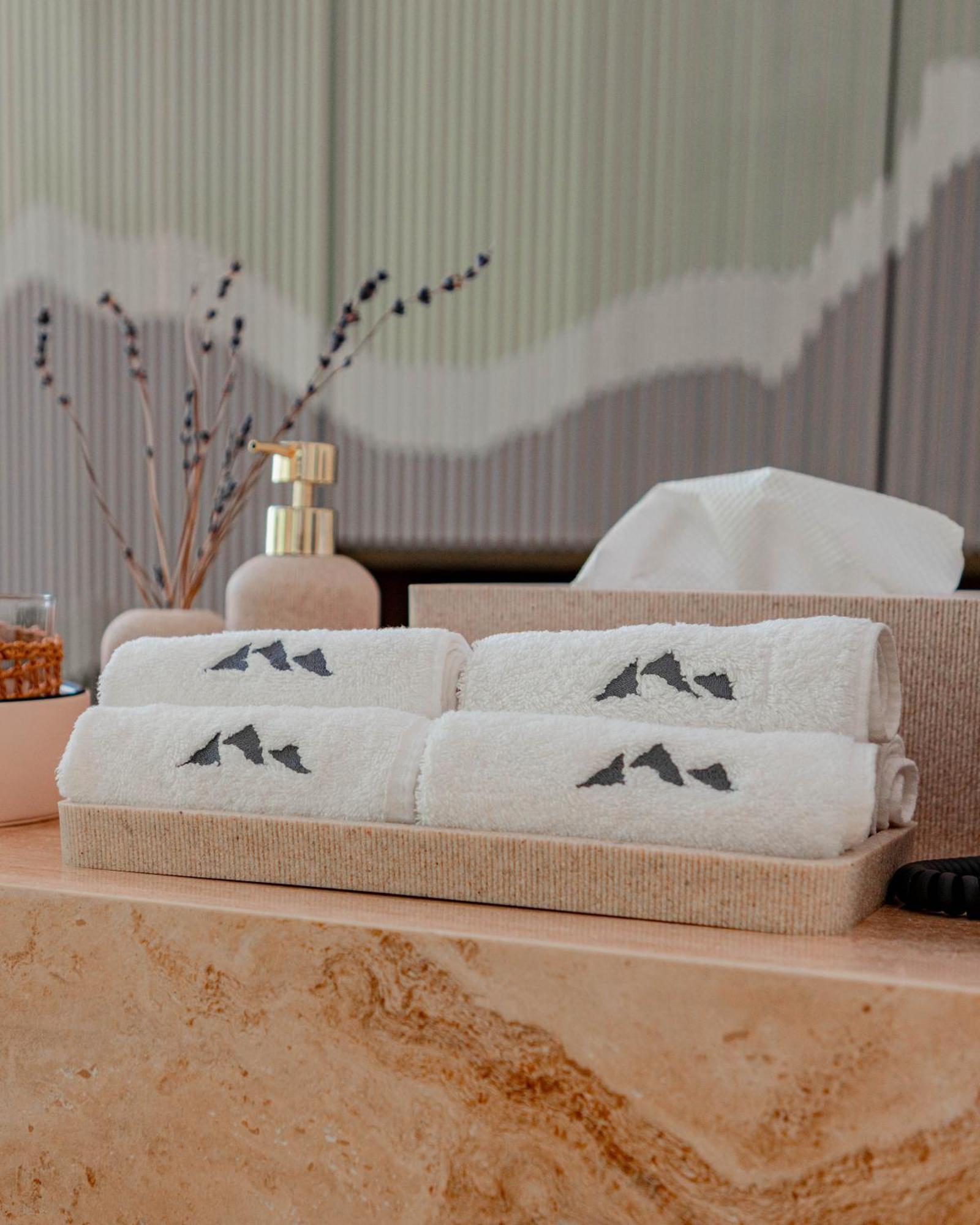 דוחה The Bentley Luxury Hotel & Suites מראה חיצוני תמונה Towels