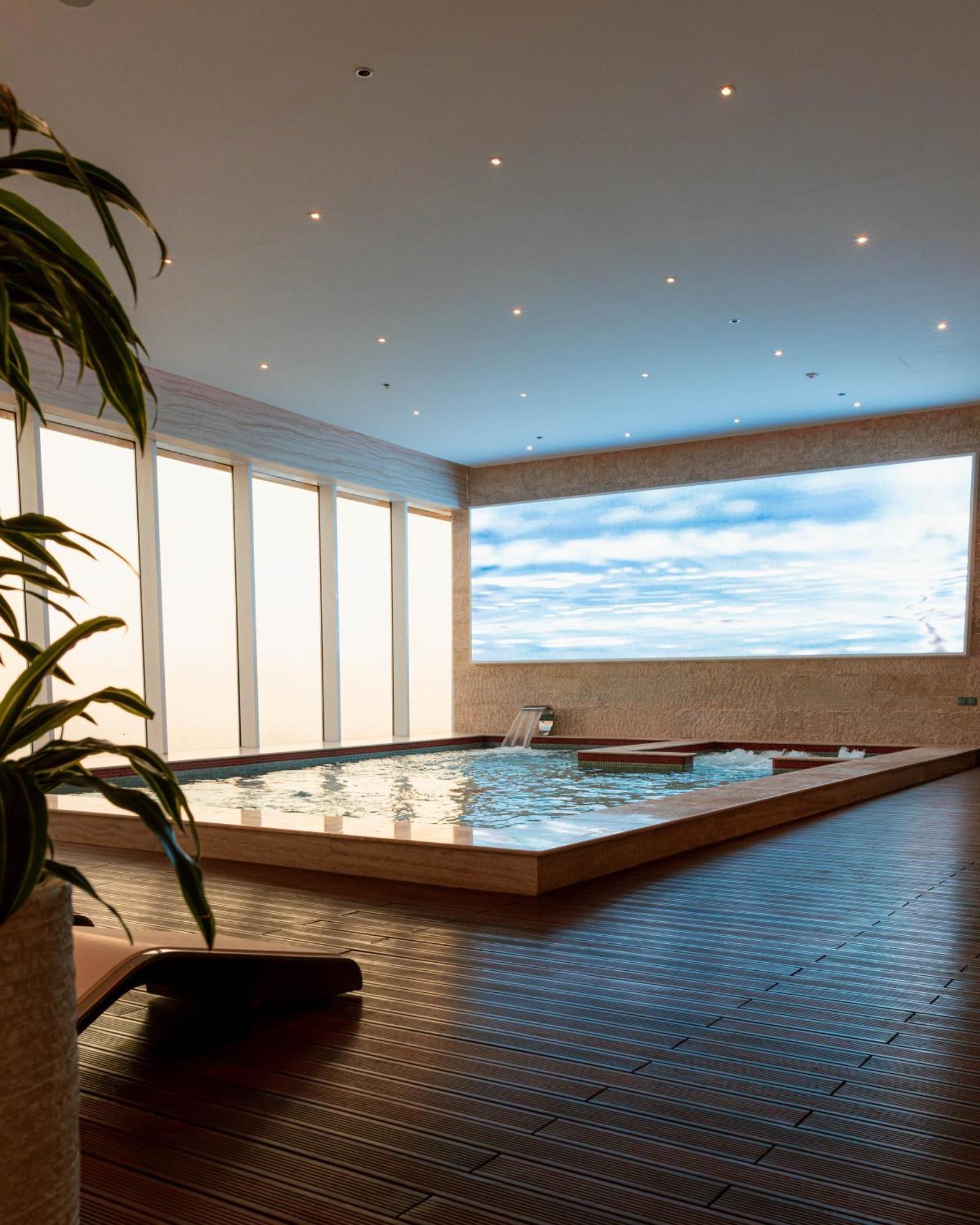 דוחה The Bentley Luxury Hotel & Suites מראה חיצוני תמונה A swimming pool with a translucent ceiling
