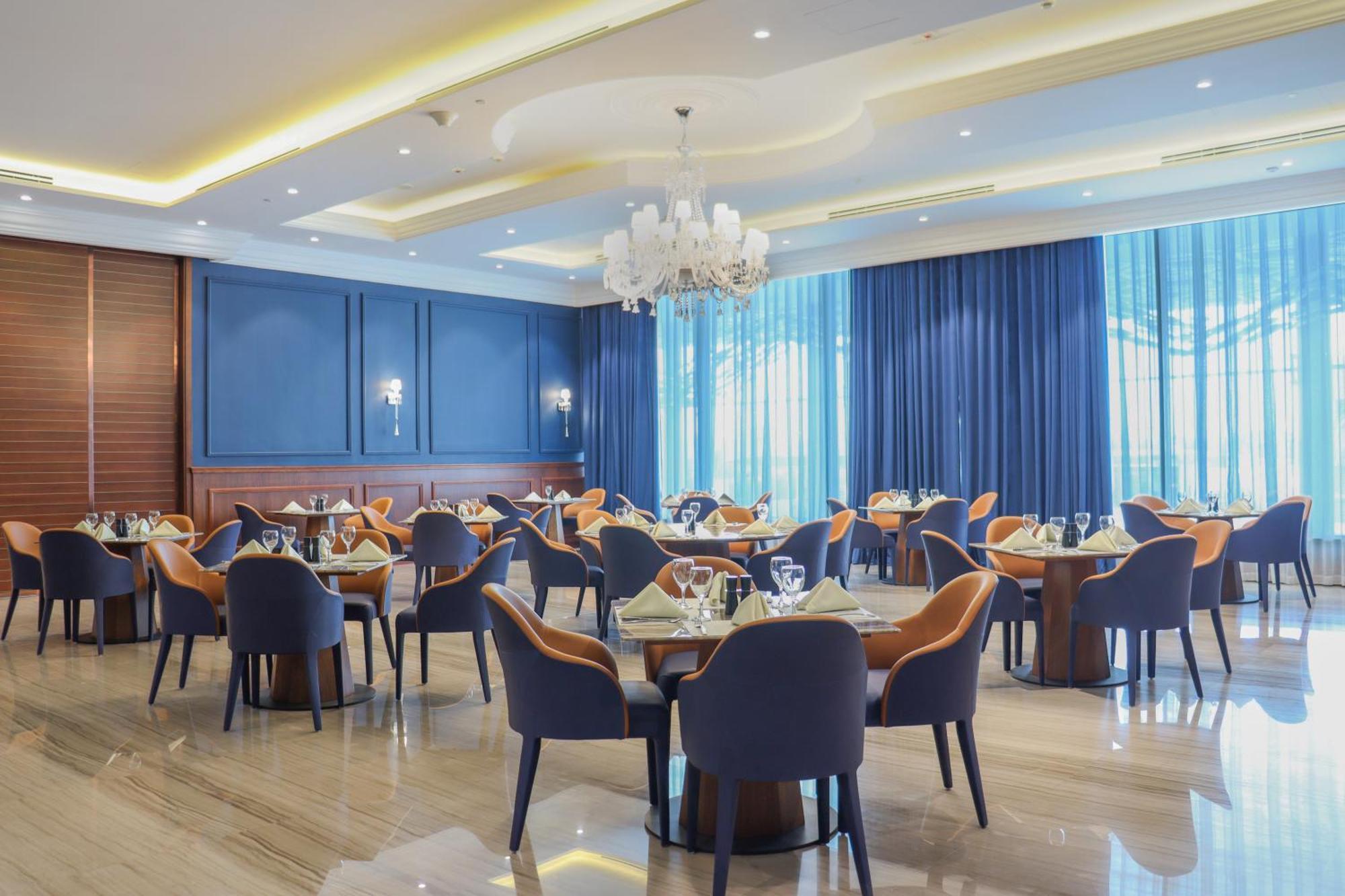 דוחה The Bentley Luxury Hotel & Suites מראה חיצוני תמונה The restaurant