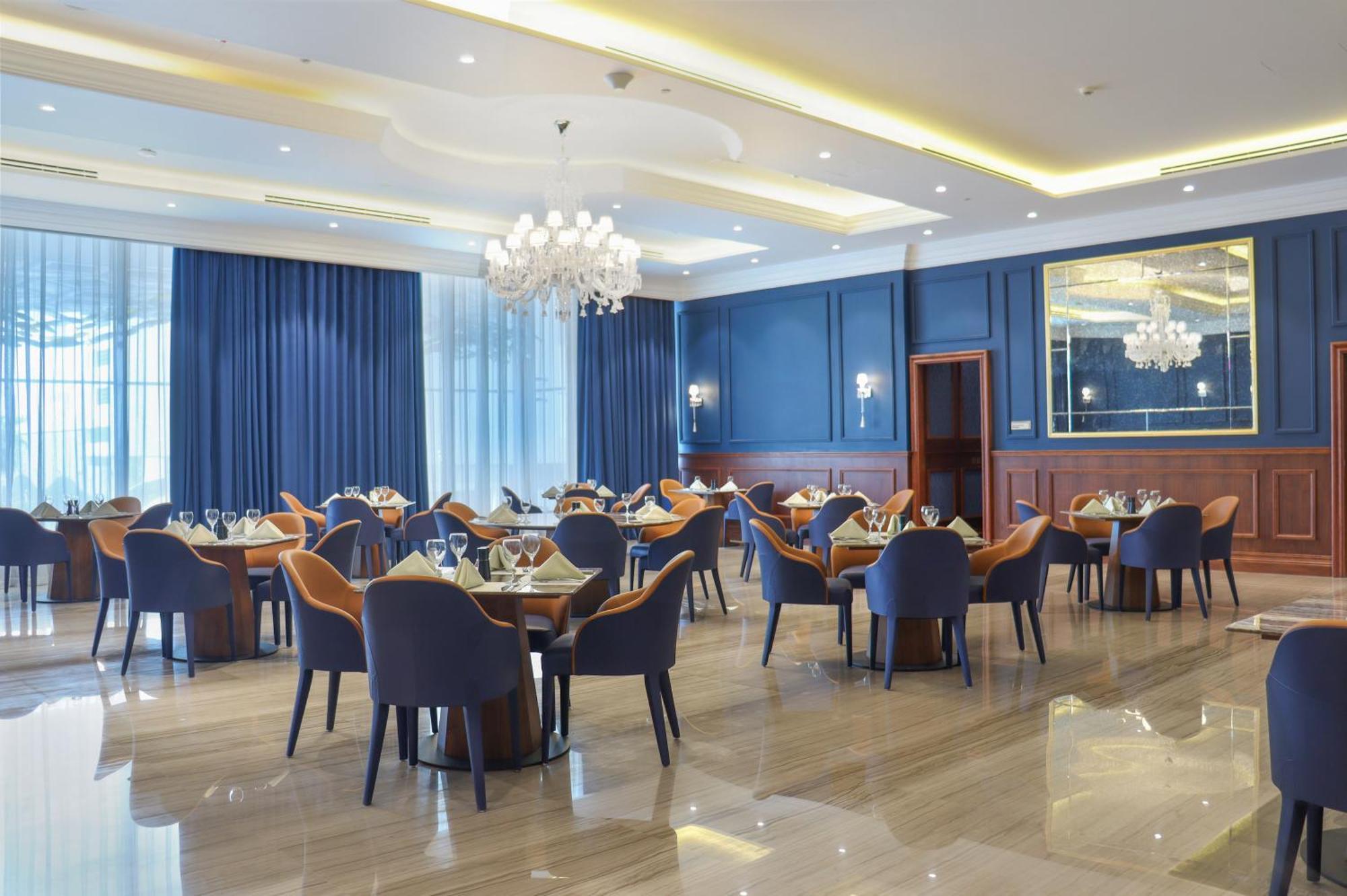 דוחה The Bentley Luxury Hotel & Suites מראה חיצוני תמונה The restaurant at the hotel