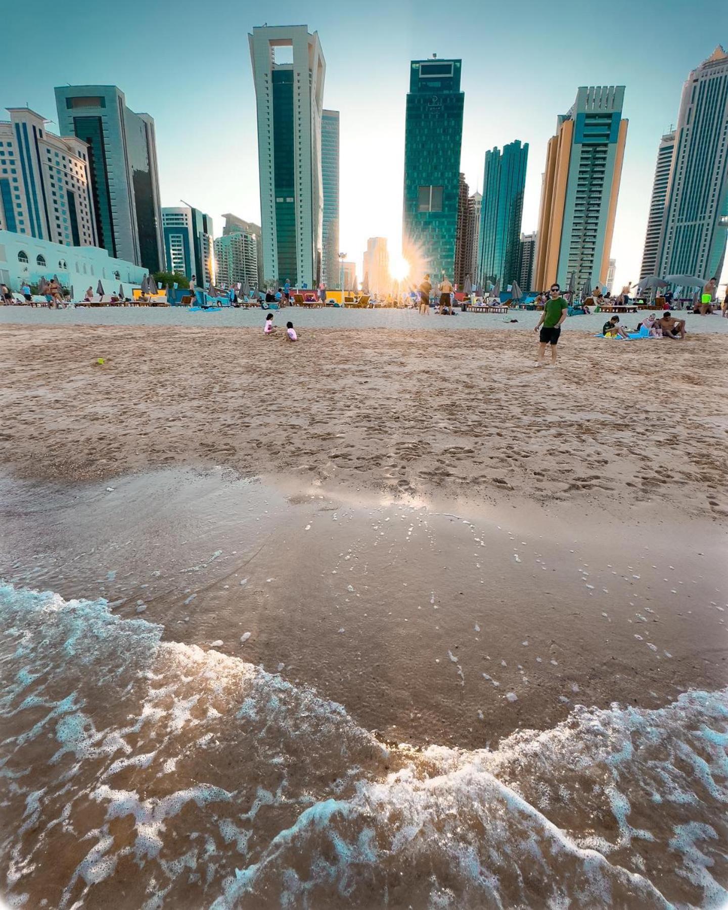 דוחה The Bentley Luxury Hotel & Suites מראה חיצוני תמונה Sunset at Al Qudra Beach