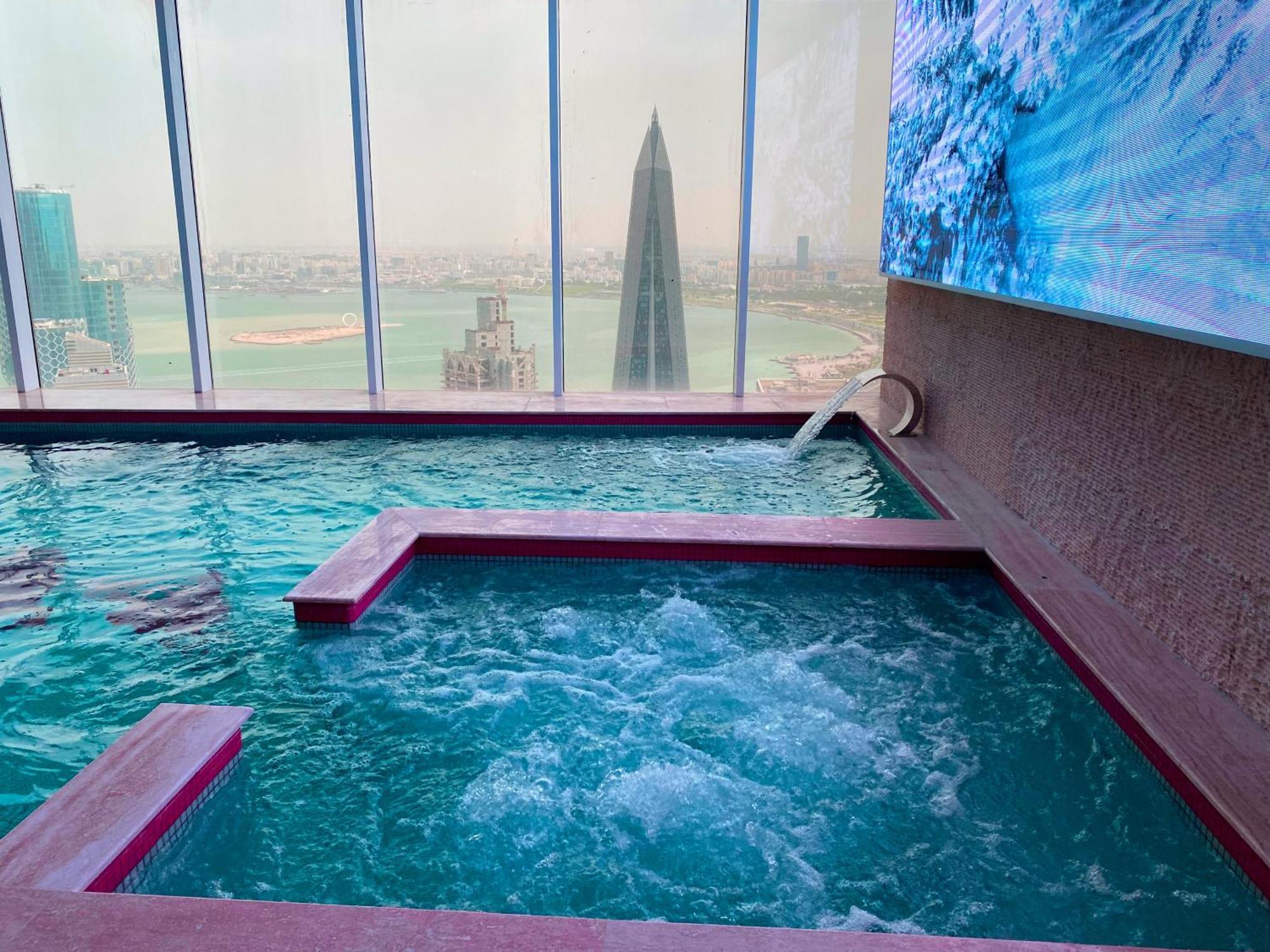 דוחה The Bentley Luxury Hotel & Suites מראה חיצוני תמונה The swimming pool at the Ritz-Carlton, Riyadh