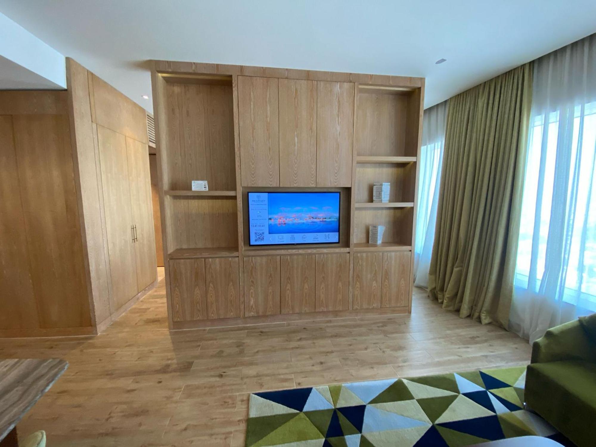 דוחה The Bentley Luxury Hotel & Suites מראה חיצוני תמונה A television in a hotel room