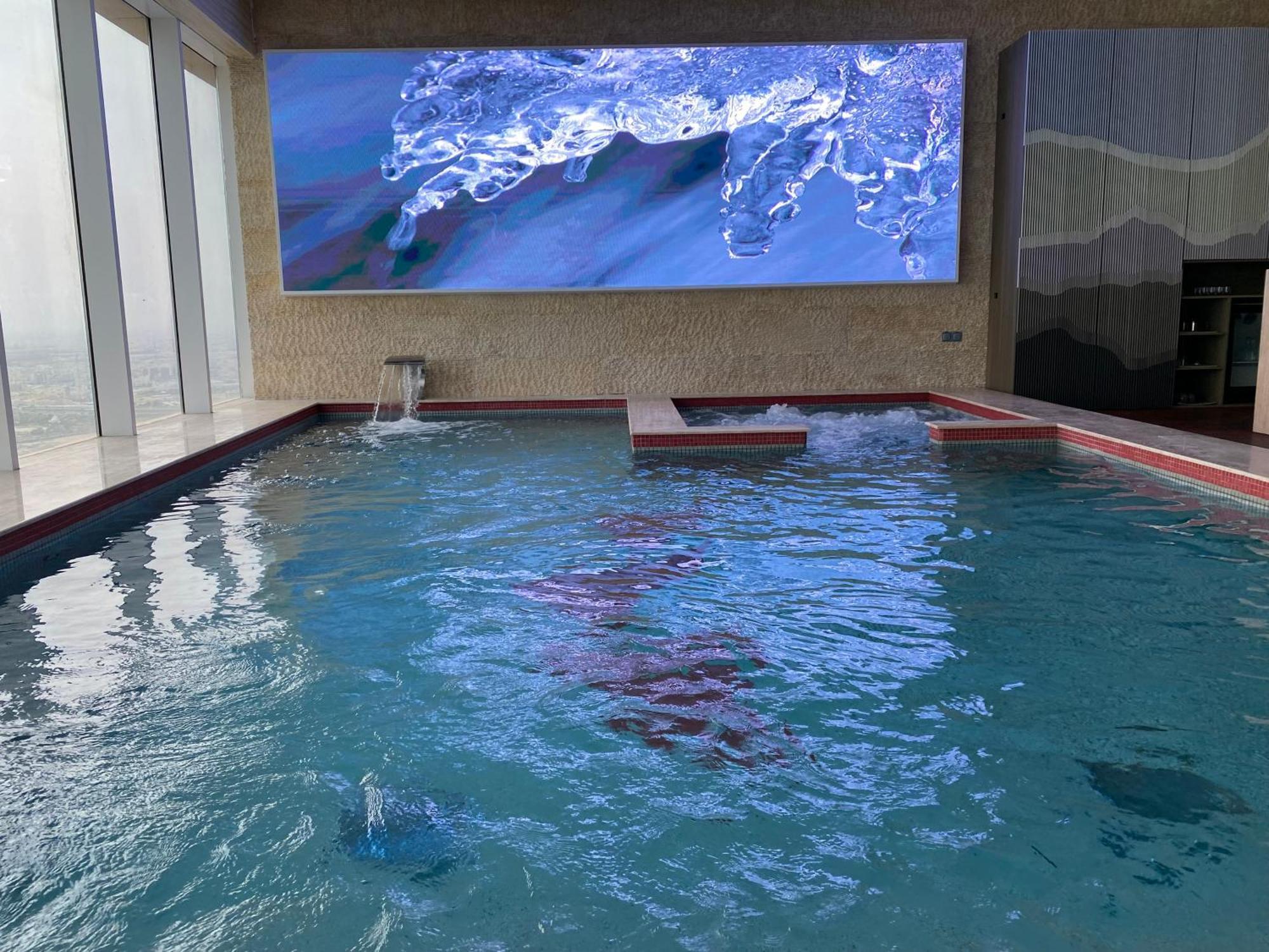 דוחה The Bentley Luxury Hotel & Suites מראה חיצוני תמונה The indoor pool